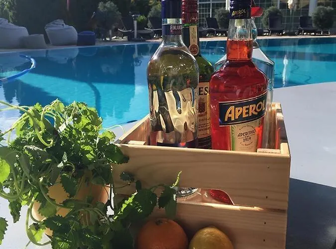 Mediterran With Pool דירה